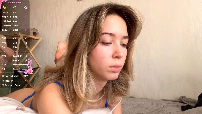 CarinaDrobot live cam on Cam4