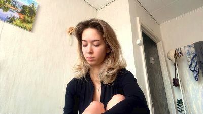 CarinaDrobot live cam on Cam4