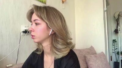 CarinaDrobot live cam on Cam4