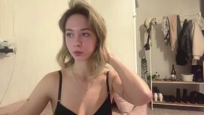 CarinaDrobot live cam on Cam4
