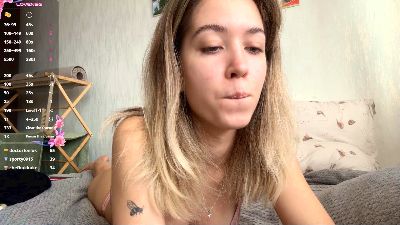 CarinaDrobot live cam on Cam4