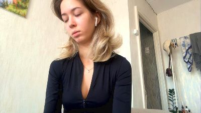 CarinaDrobot live cam on Cam4