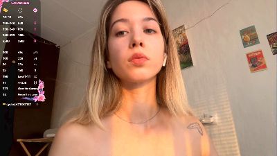 CarinaDrobot live cam on Cam4