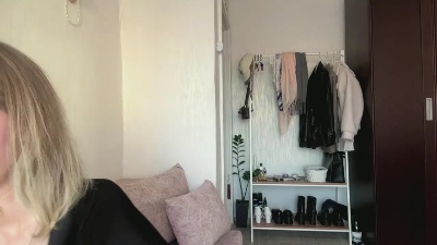 CarinaDrobot live cam on Cam4