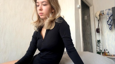 CarinaDrobot live cam on Cam4