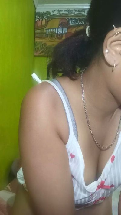 Carinahot02 live cam on Cam4