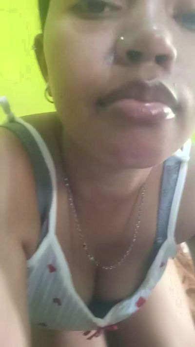 Carinahot02 live cam on Cam4