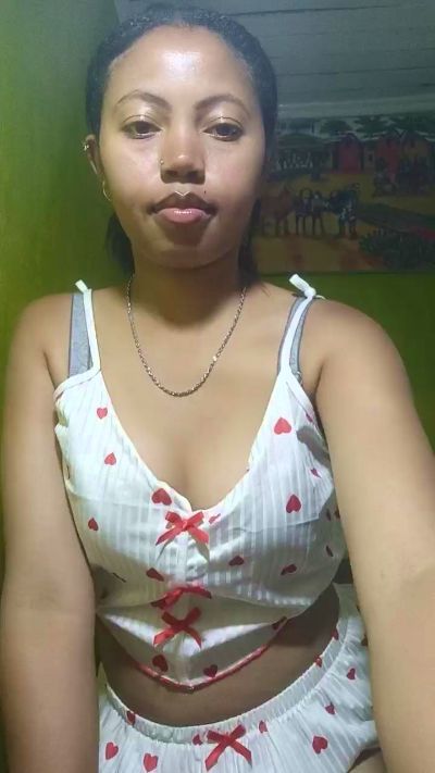 Carinahot02 live cam on Cam4