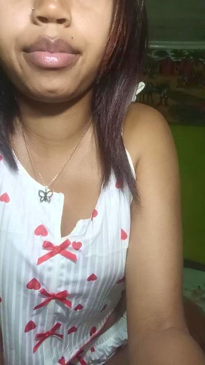 Carinahot02 live cam on Cam4