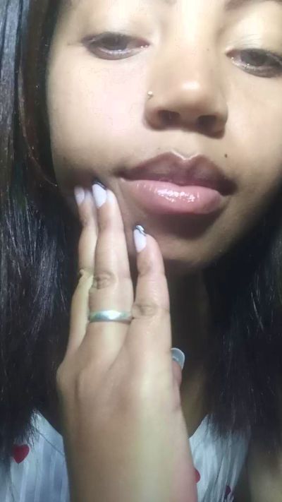 Carinahot02 live cam on Cam4
