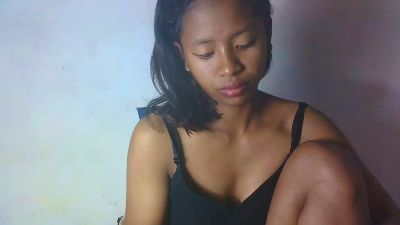 Carinajolie live cam on Cam4
