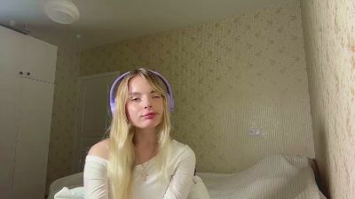 CarlottaMilano live cam on Cam4