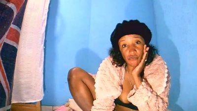 Cathya05 live cam on Cam4