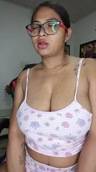 Chalohottt live cam on Cam4