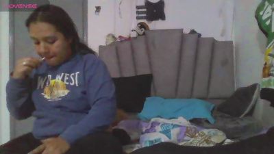Charis_21 live cam on Cam4