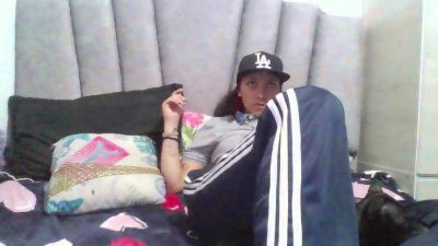 Charis_21 live cam on Cam4