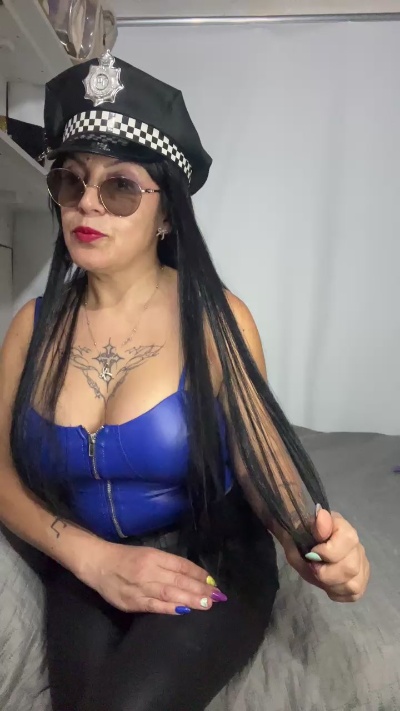 Charlotte5milf live cam on Cam4