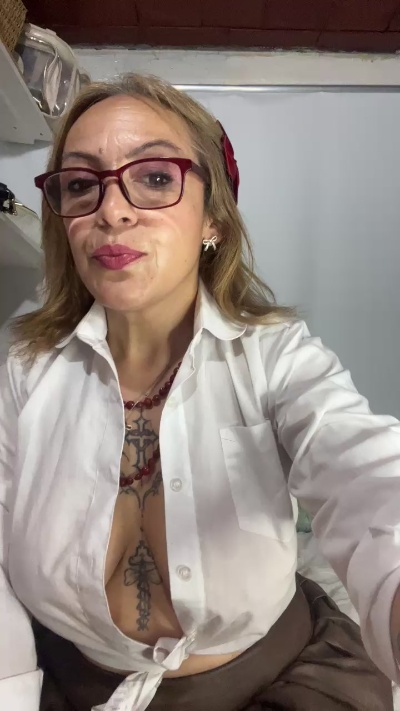 Charlotte5milf live cam on Cam4