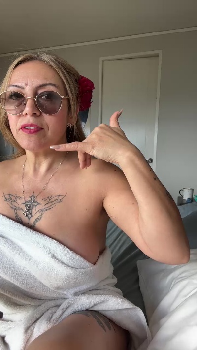 Charlotte5milf live cam on Cam4