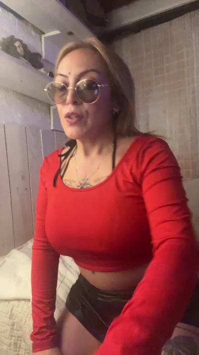 Charlottemilf4 live cam on Cam4