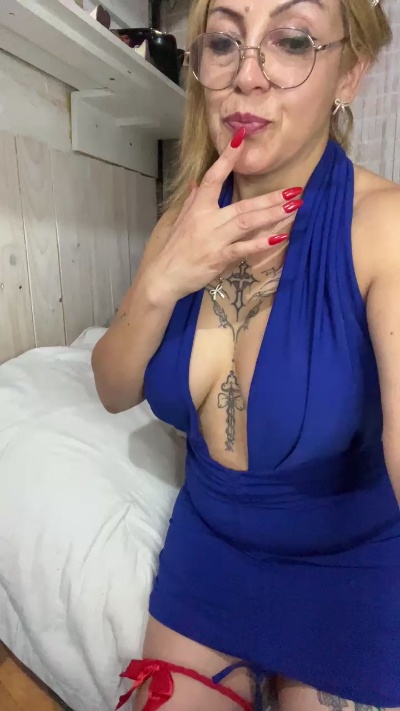 Charlottemilf4 live cam on Cam4