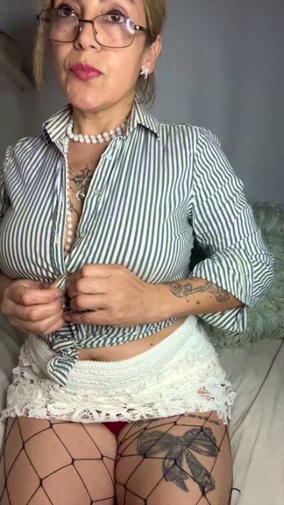 Charlottemilf4 live cam on Cam4