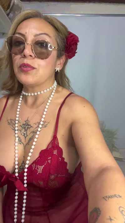 Charlottemilf4 live cam on Cam4