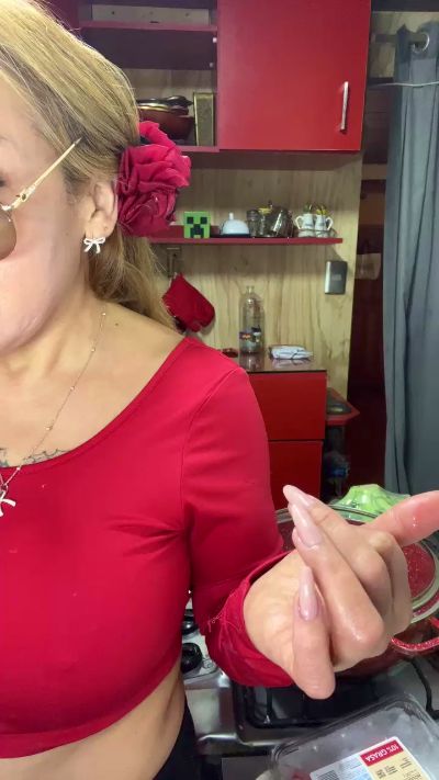 Charlottemilf4 live cam on Cam4