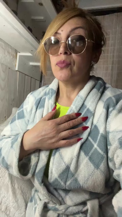 Charlottemilf4 live cam on Cam4