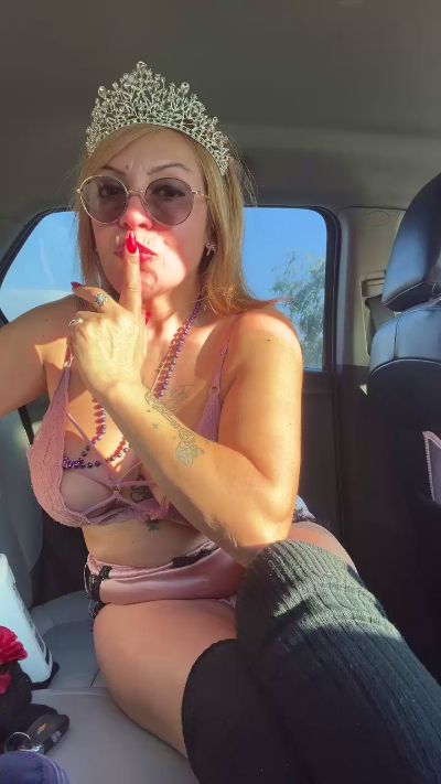 Charlottemilf4 live cam on Cam4