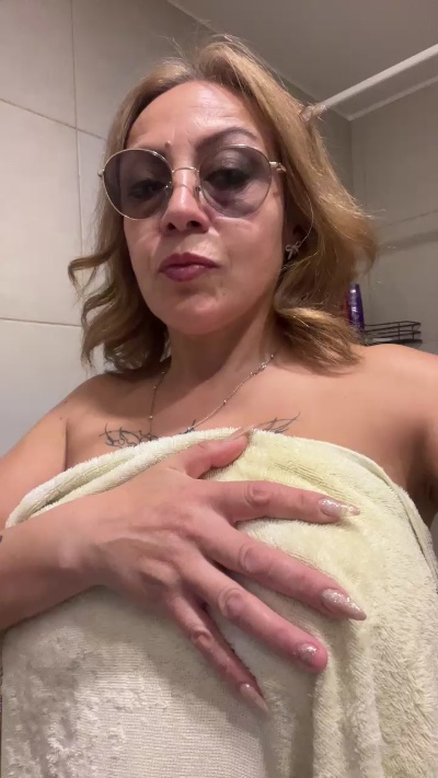 Charlottemilf4 live cam on Cam4