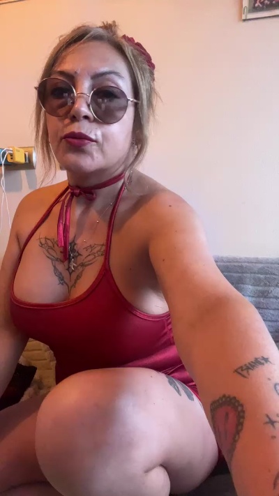 Charlottemilf4 live cam on Cam4