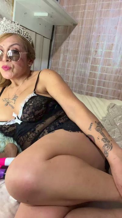 Charlottemilf4 live cam on Cam4