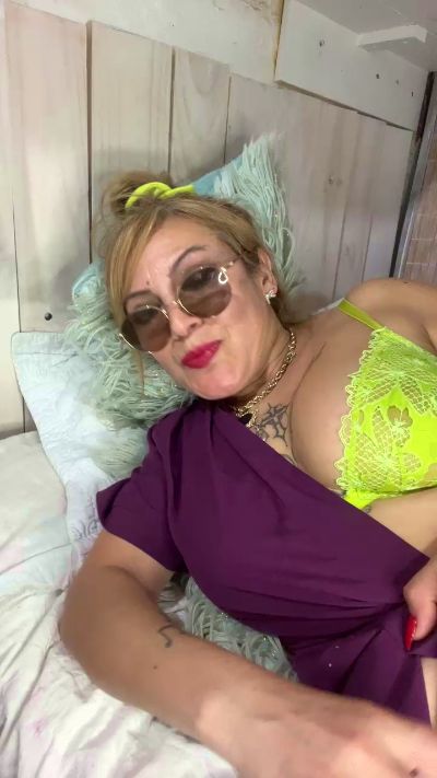 Charlottemilf4 live cam on Cam4