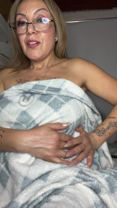 Charlottemilf4 live cam on Cam4