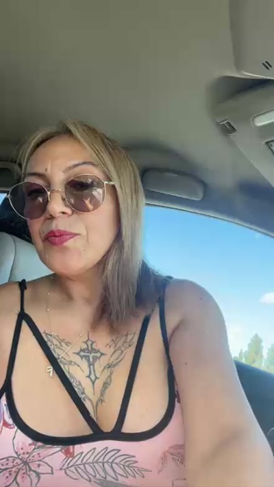 Charlottemilf4 live cam on Cam4