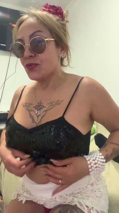 Charlottemilf4 live cam on Cam4