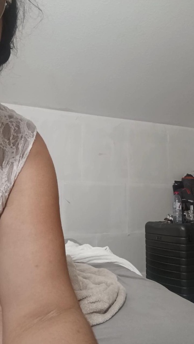 Charmed330 live cam on Cam4