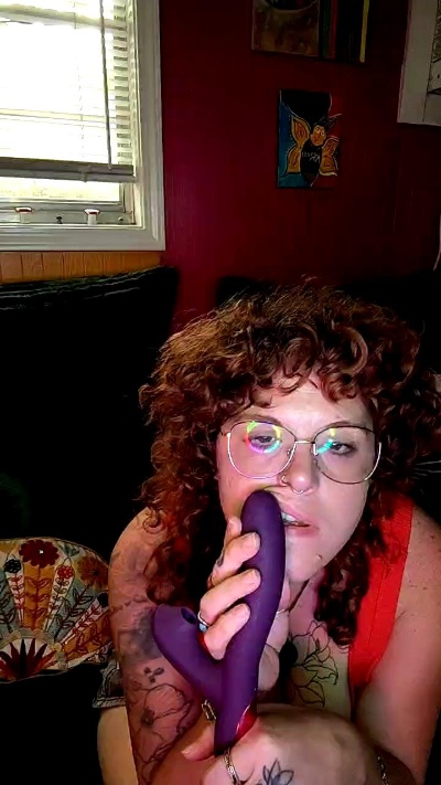CheshieVibes live cam on Cam4