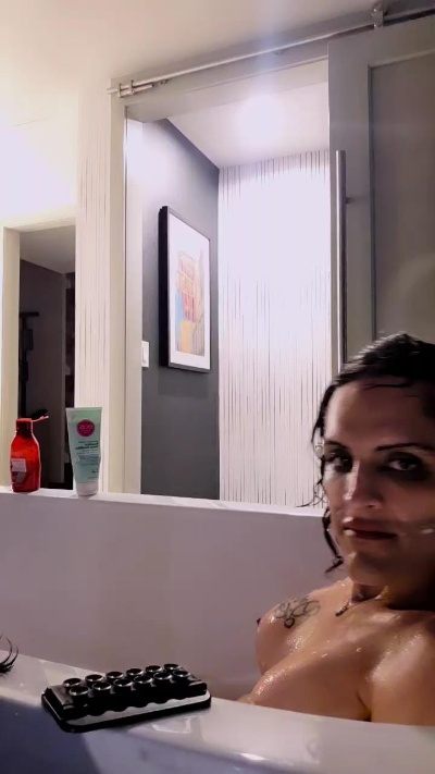 Chillifrog86 live cam on Cam4