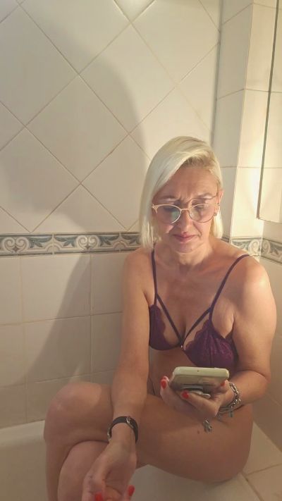 Cloe69 live cam on Cam4