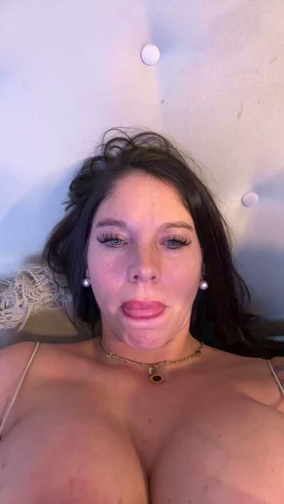 Clohe live cam on Cam4