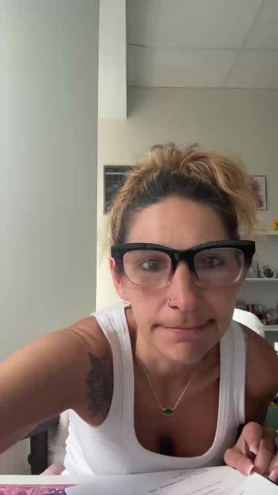 Clove live cam on Cam4