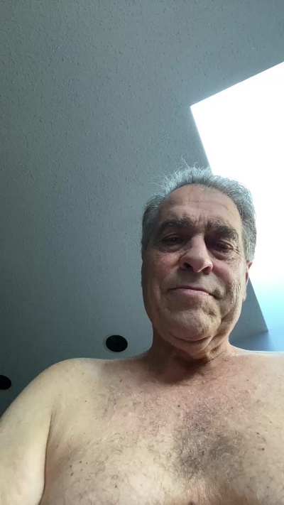 Clyde823 live cam on Cam4