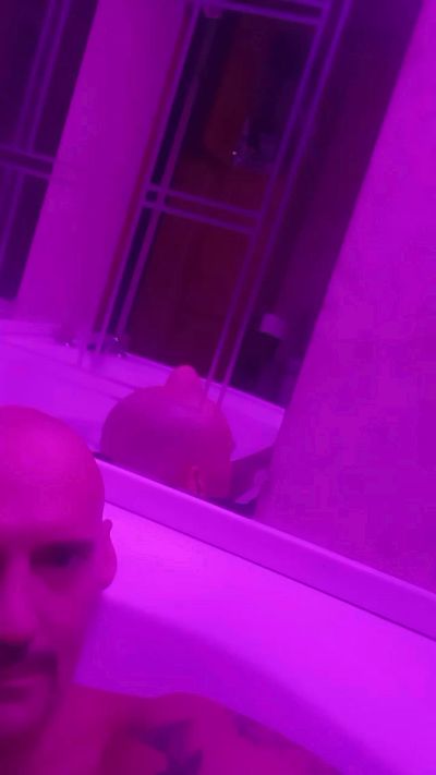 ClydeCan409 live cam on Cam4