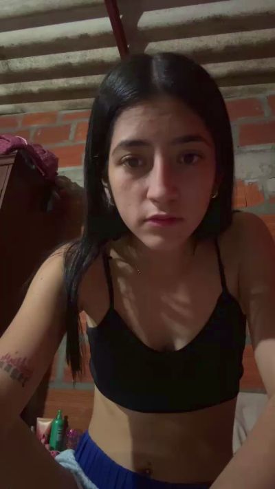 Colombianita222 live cam on Cam4