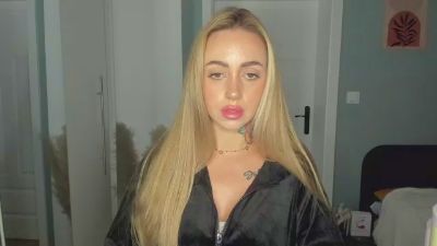 Coralie_Classy live cam on Cam4