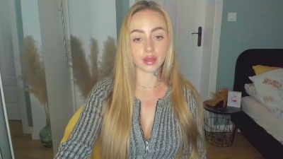 Coralie_Classy live cam on Cam4