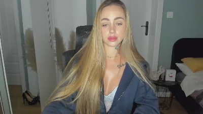 Coralie_Classy live cam on Cam4