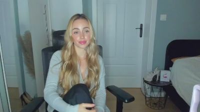 Coralie_Classy live cam on Cam4